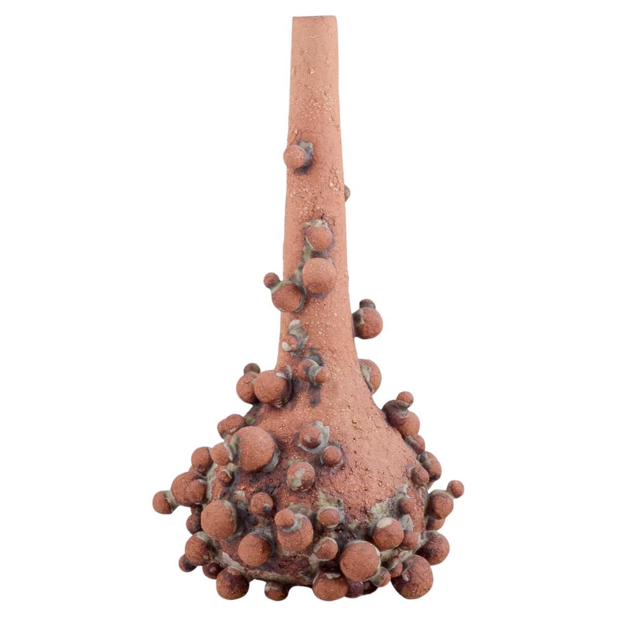 Christina Muff, zeitgenössische dänische Künstlerin. Hohes Gefäß, bedeckt mit Tonkugeln. im Angebot