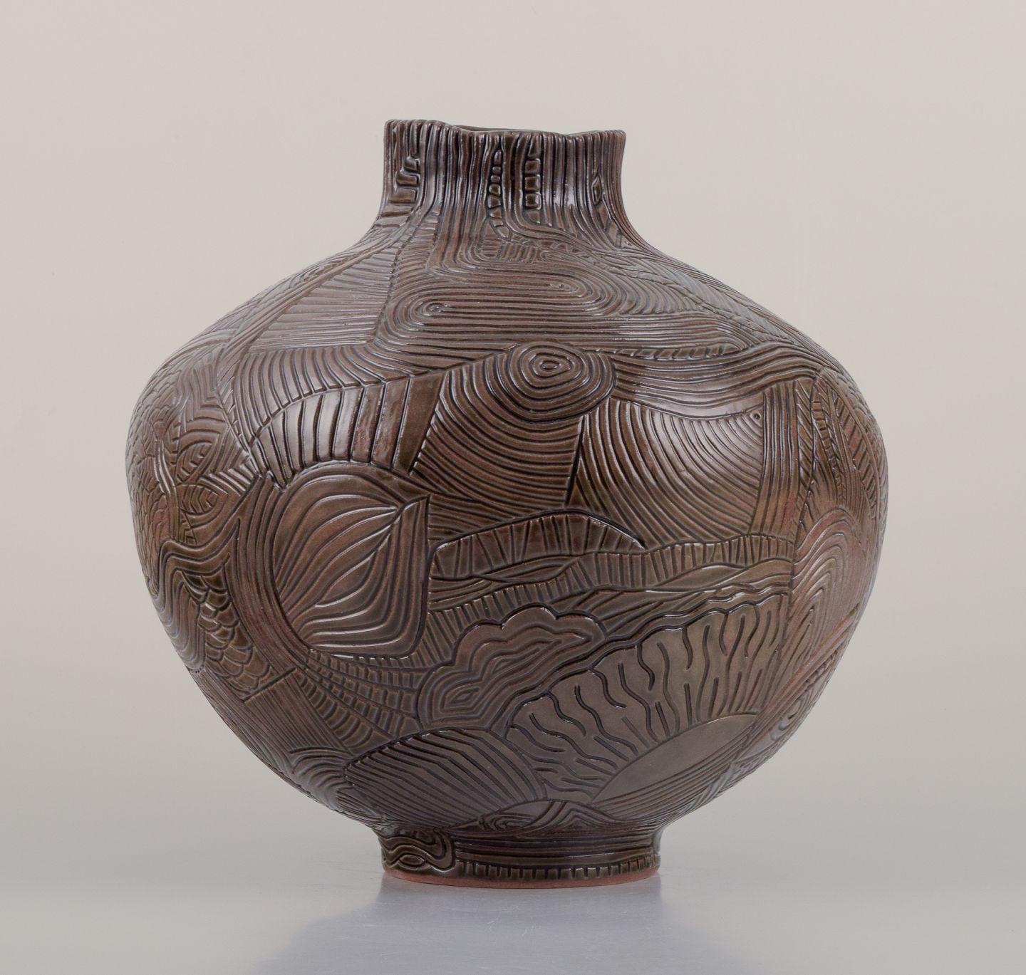 Danois Christina Muff, artiste contemporaine danoise. Vase unique en grès avec sculptures. en vente