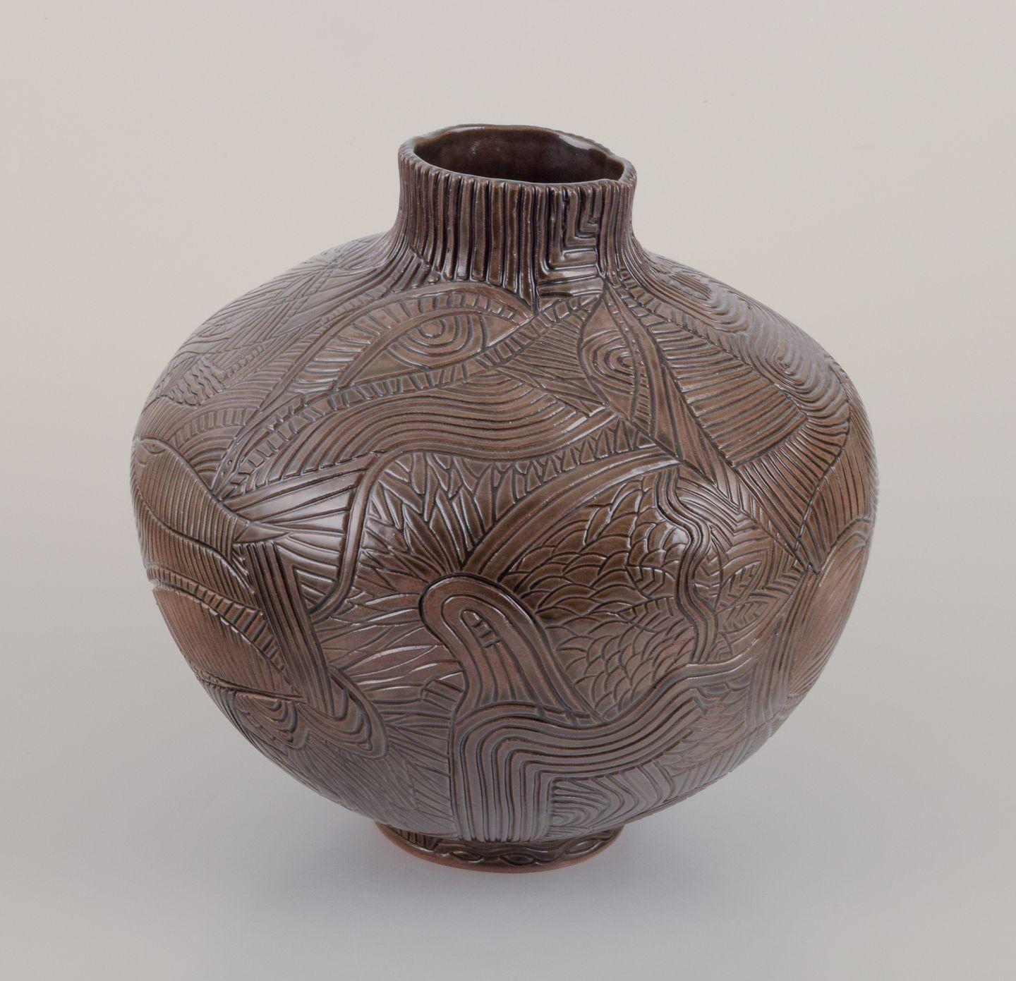 Vernissé Christina Muff, artiste contemporaine danoise. Vase unique en grès avec sculptures. en vente