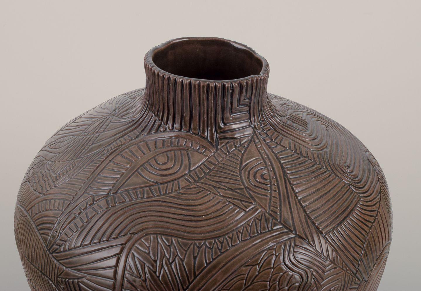 Christina Muff, artiste contemporaine danoise. Vase unique en grès avec sculptures. Excellent état - En vente à København, Copenhagen