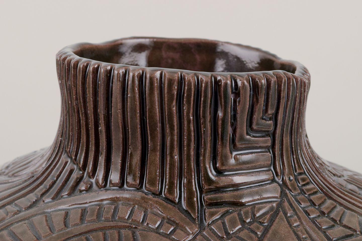 XXIe siècle et contemporain Christina Muff, artiste contemporaine danoise. Vase unique en grès avec sculptures. en vente