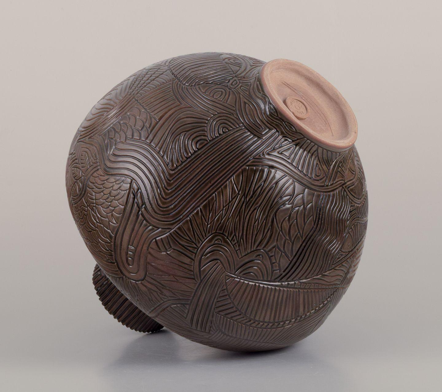 Christina Muff, artiste contemporaine danoise. Vase unique en grès avec sculptures. en vente 1