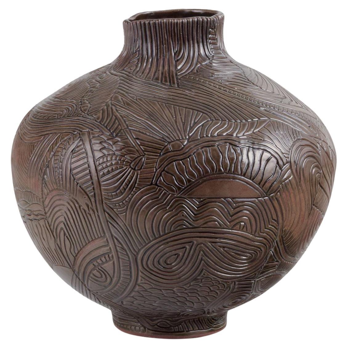 Christina Muff, artiste contemporaine danoise. Vase unique en grès avec sculptures. en vente