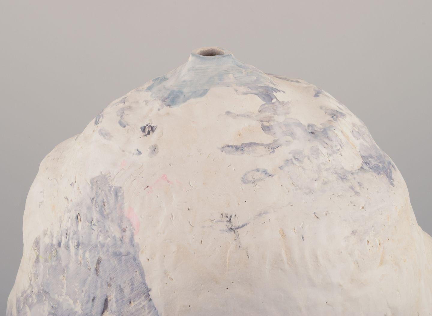 Danois Christina Muff, contemporary Danish artist. Unique vase in pinching technique. en vente