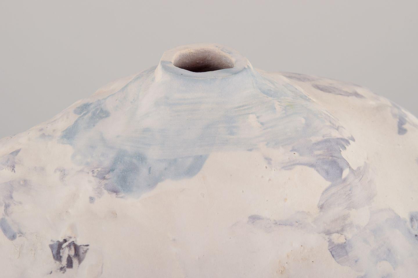 Vernissé Christina Muff, contemporary Danish artist. Unique vase in pinching technique. en vente