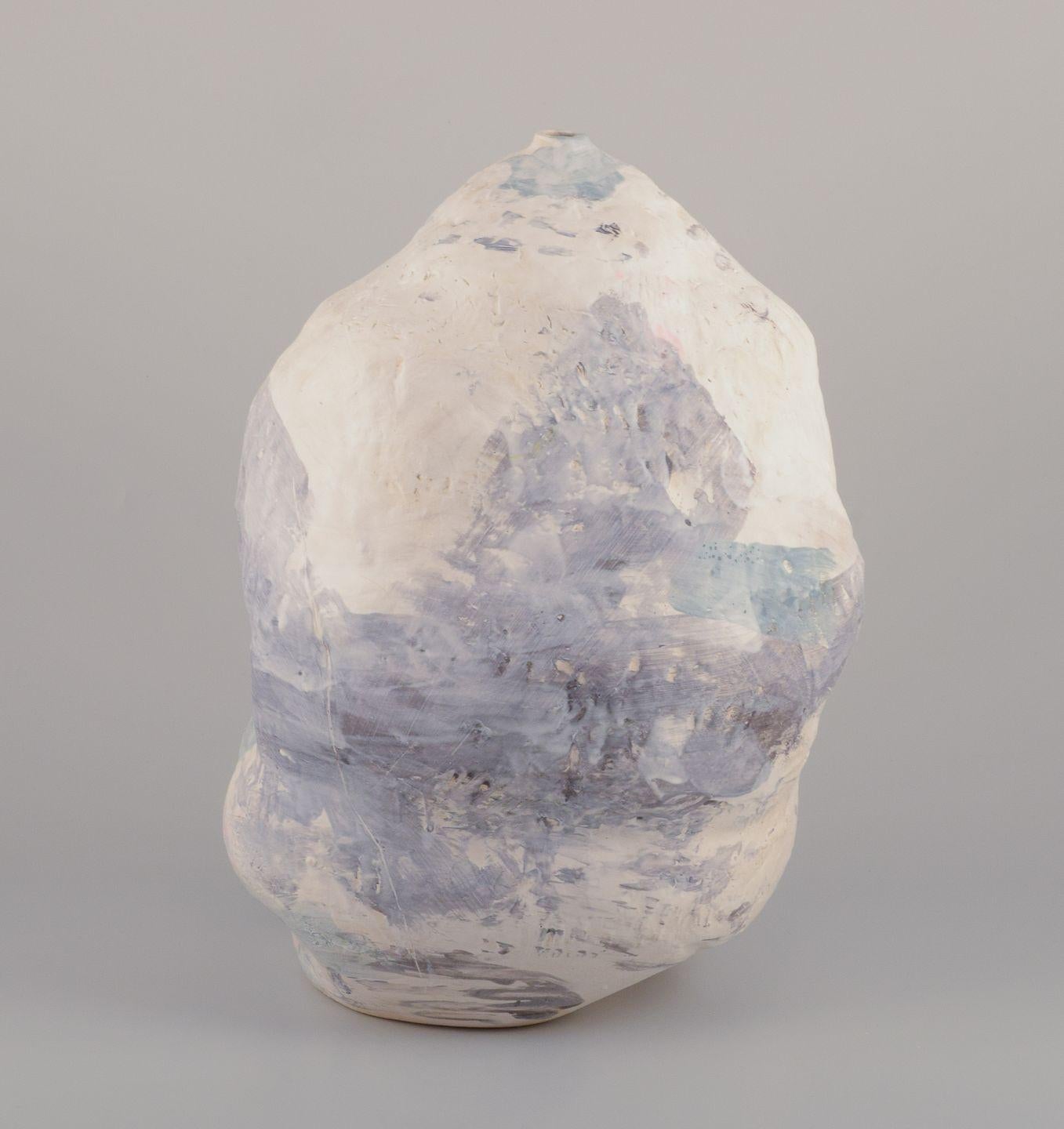 Christina Muff, contemporary Danish artist. Unique vase in pinching technique. Excellent état - En vente à København, Copenhagen