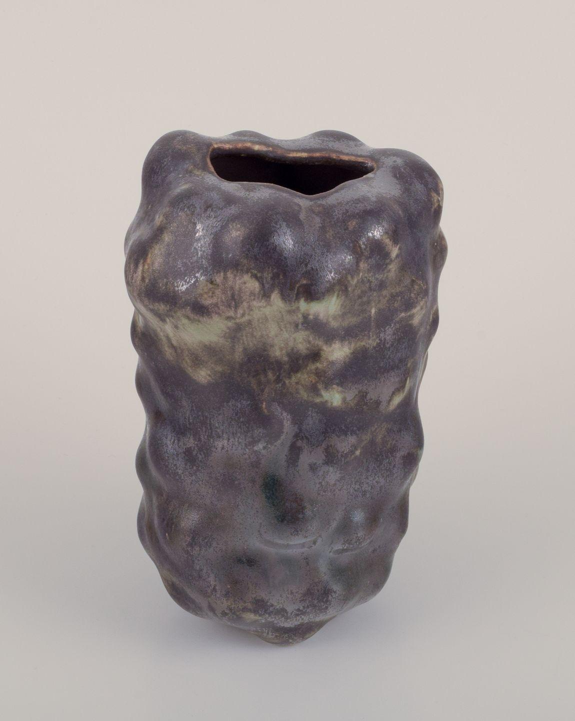 Danois Christina Muff, artiste contemporaine danoise. Vase sculpté en grès. en vente