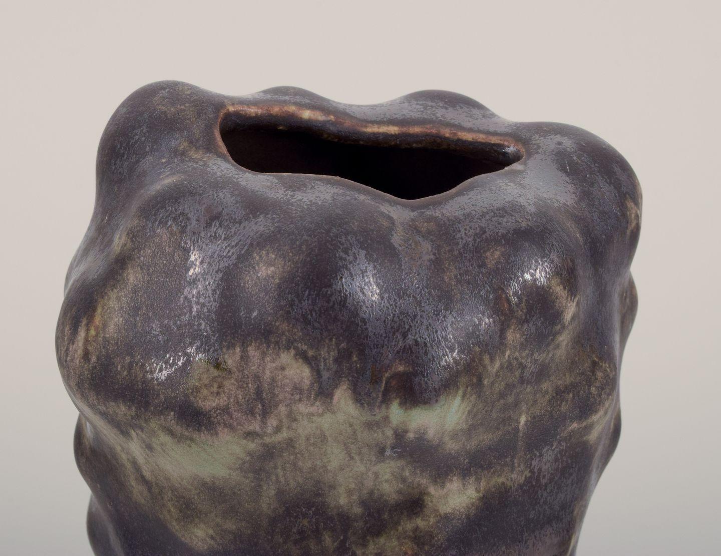 Vernissé Christina Muff, artiste contemporaine danoise. Vase sculpté en grès. en vente