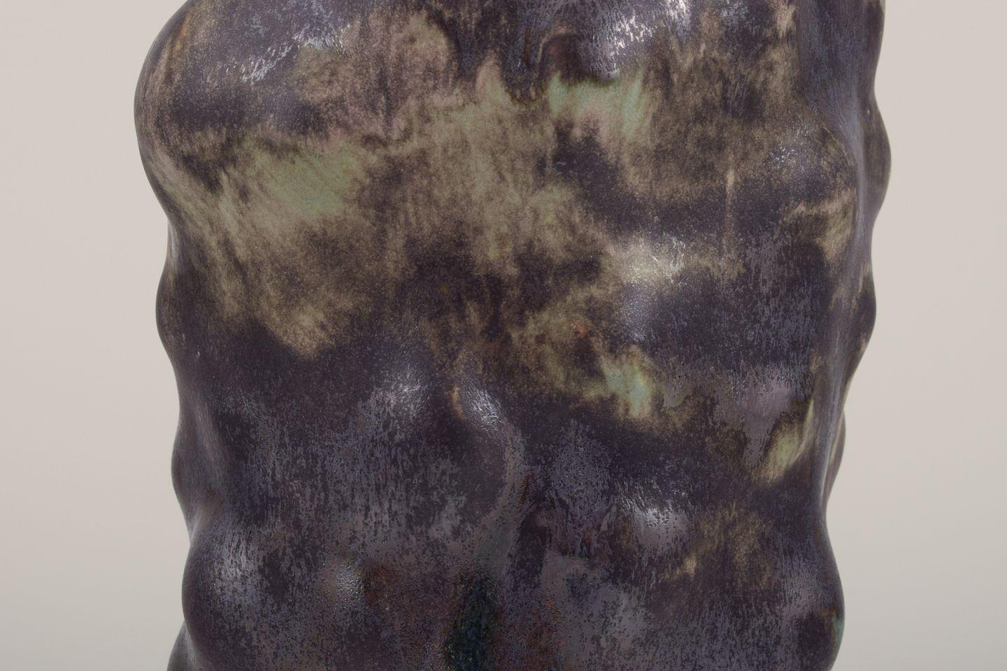 Christina Muff, artiste contemporaine danoise. Vase sculpté en grès. Excellent état - En vente à København, Copenhagen