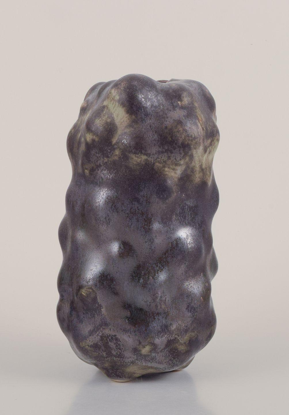XXIe siècle et contemporain Christina Muff, artiste contemporaine danoise. Vase sculpté en grès. en vente