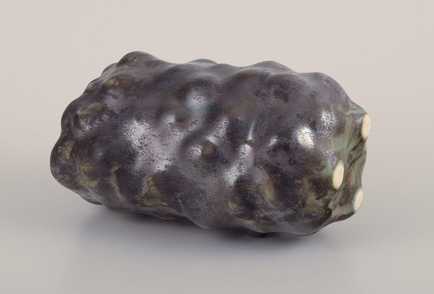 Céramique Christina Muff, artiste contemporaine danoise. Vase sculpté en grès. en vente