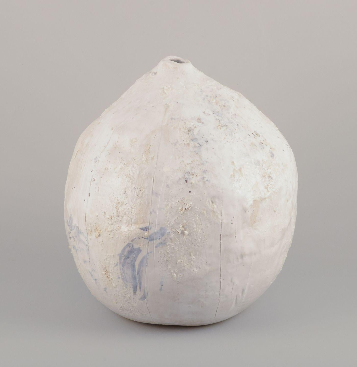 Danois Christina Muff, contemporary Danish ceramic artist. Vase in pinching technique. en vente