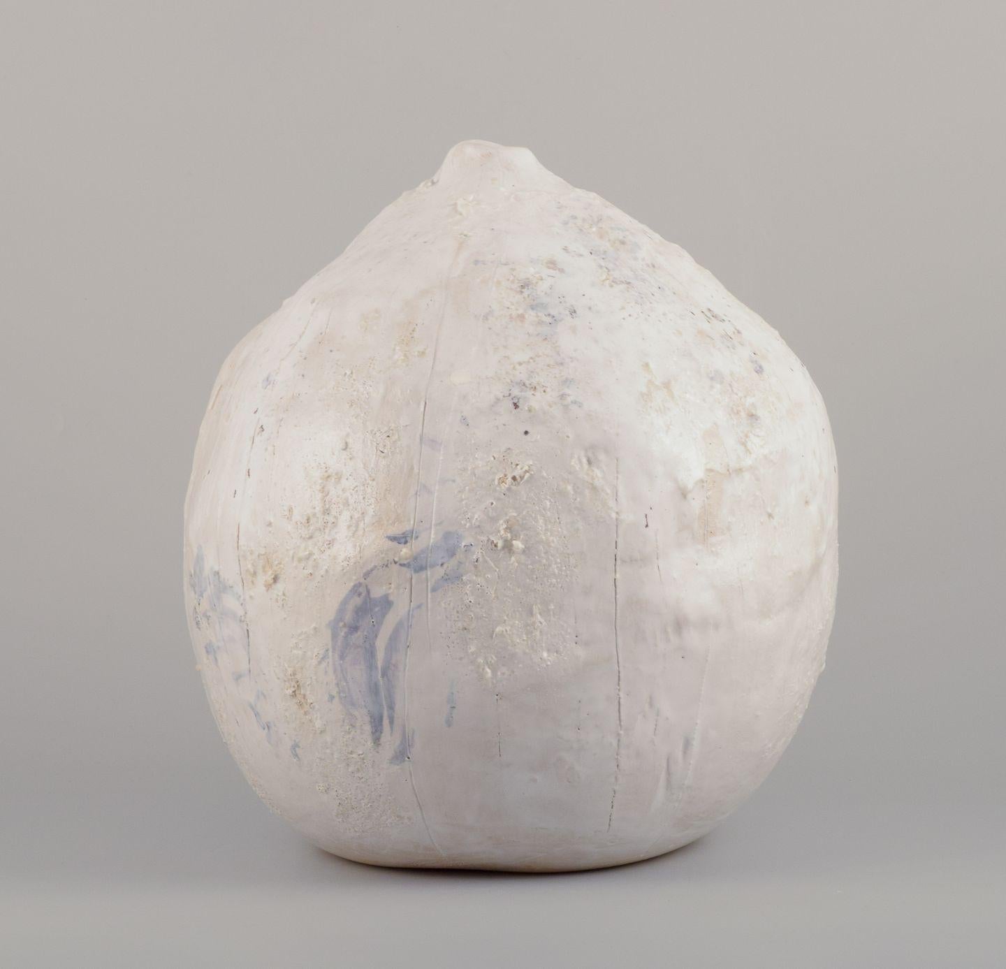 Vernissé Christina Muff, contemporary Danish ceramic artist. Vase in pinching technique. en vente