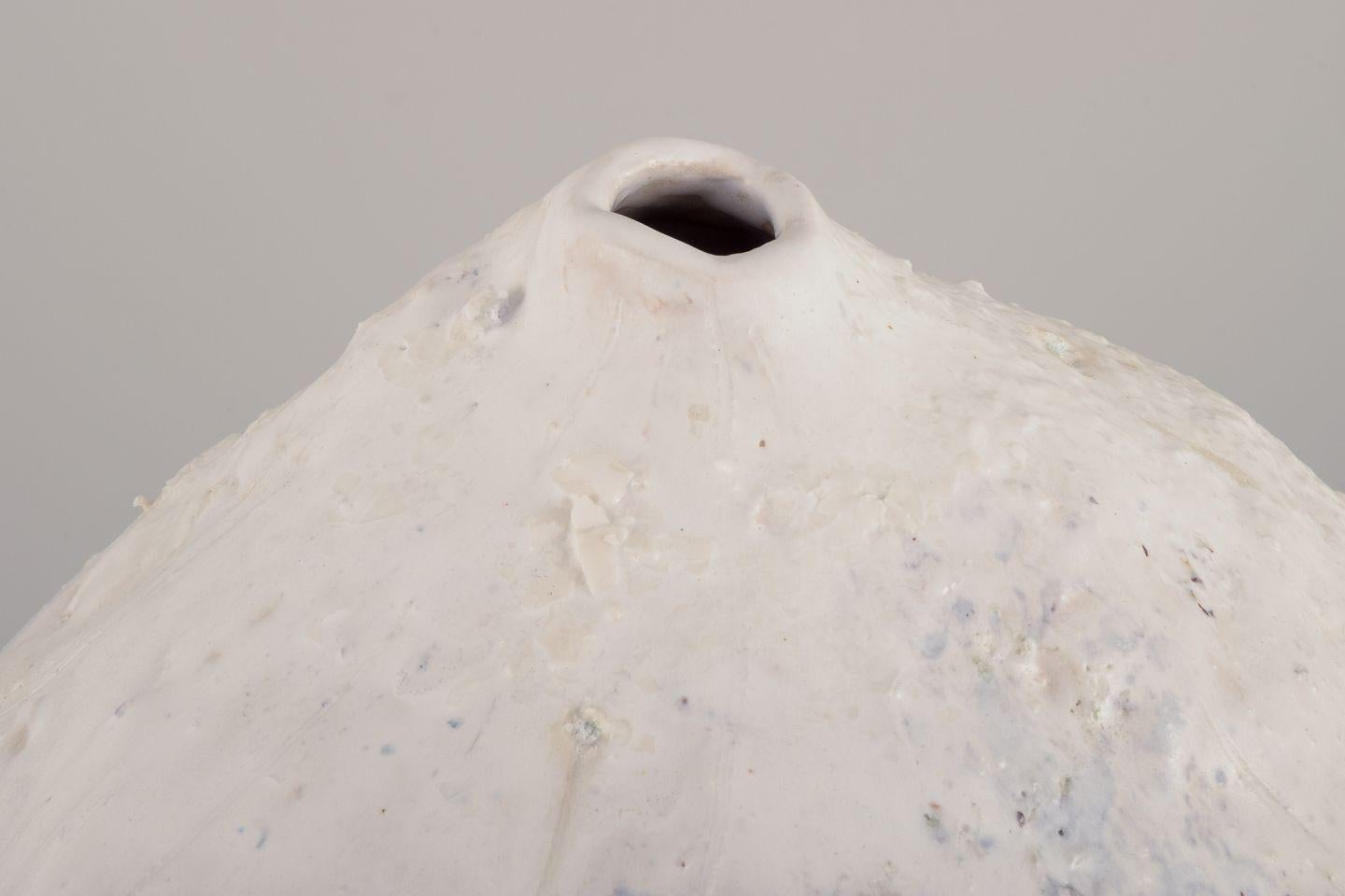 Christina Muff, contemporary Danish ceramic artist. Vase in pinching technique. Excellent état - En vente à København, Copenhagen