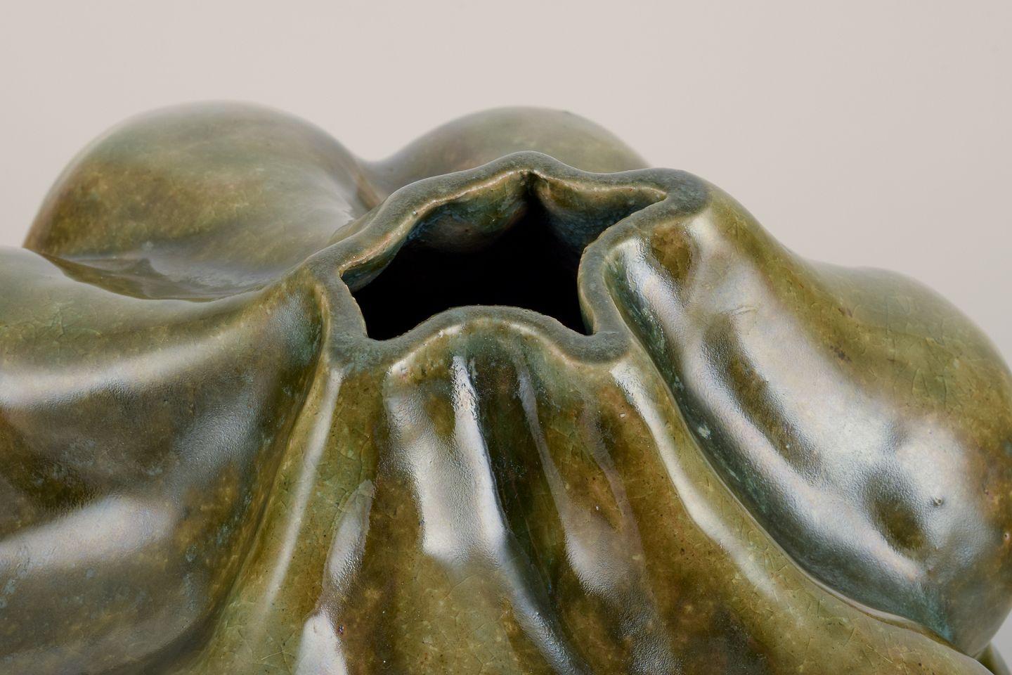 Danois Christina Muff, artiste céramiste contemporaine danoise. Vase de forme organique. en vente