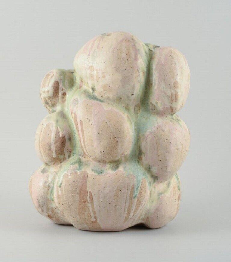 Christina Muff, céramiste contemporaine danoise (née en 1971). 
Vase monumental de forme organique. Cette pièce est recouverte d'une glaçure pastel multicolore, l'argile apparaissant entre les coulures de glaçure.
Dimensions : L 29 x H 34 cm.
En