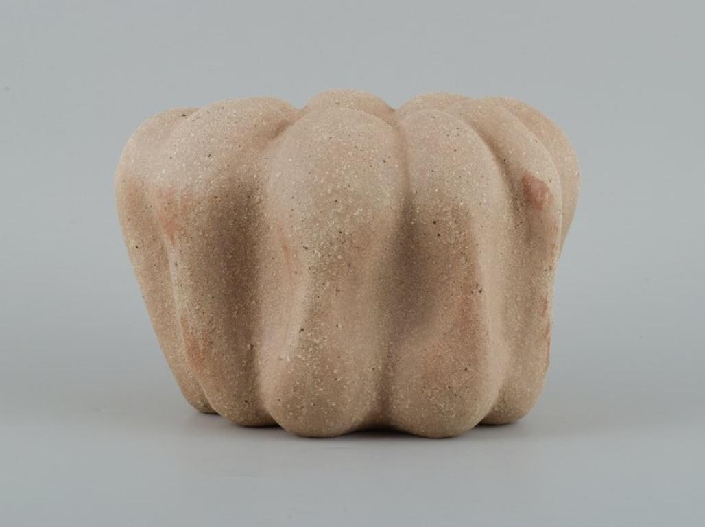 Christina Muff, ceramista danese contemporanea (nata nel 1971). 
Vaso organico realizzato con argilla grezza e non smaltata. L'argilla è stata lavata con cura, dopo essere stata modellata, per rendere la superficie più strutturata. Questo è un pezzo