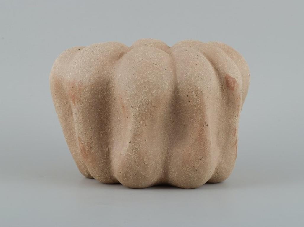 Christina Muff, céramiste contemporaine danoise (née en 1971). 
Vase biologique en argile brute non émaillée. L'argile a été soigneusement lavée, après avoir été façonnée, pour rendre la surface plus texturée. Il s'agit d'une pièce unique.
Signé.
En