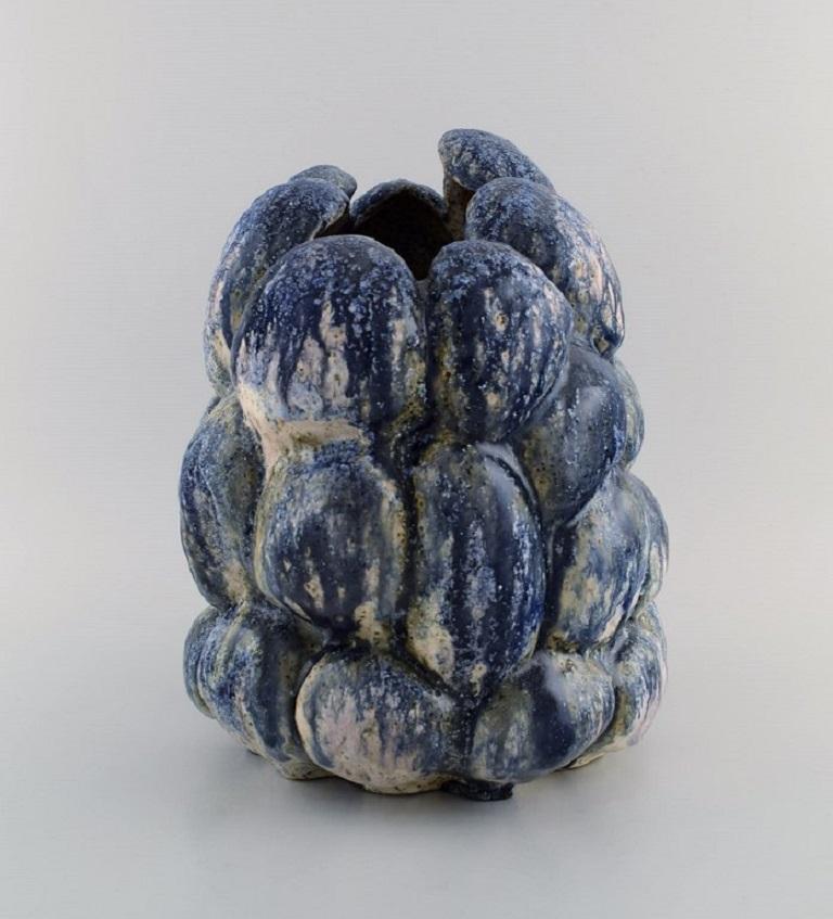 Christina Muff, Danish contemporary ceramicist (b. 1971). 
Large sculptural unique vase in glazed stoneware. Beautiful blue ash glaze on stoneware with black chamotte.
Measures: 31 x 26 cm.
In excellent condition.
Signed.

Technique -