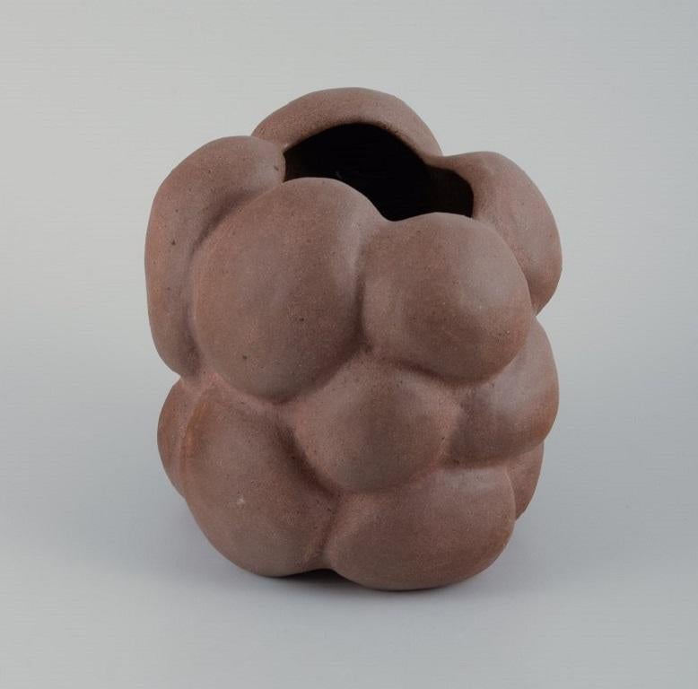 Christina Muff, Danish contemporary ceramicist. Reddish brown stoneware vase In Excellent Condition For Sale In Copenhagen, DK