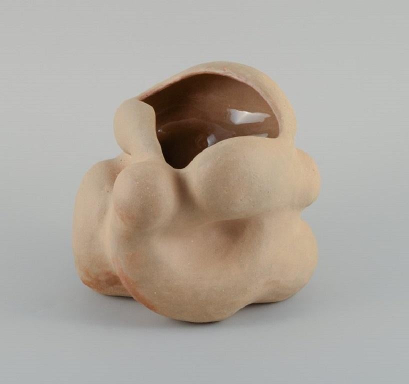 Christina Muff, céramiste contemporaine danoise (née en 1971). 
Vase unique de forme organique en grès doré clair. 
Glace claire à l'intérieur.
Mesure : W 19  x H 16 cm. 
En parfait état.
Signé.

Technique - Les formes de Christina Muff sont