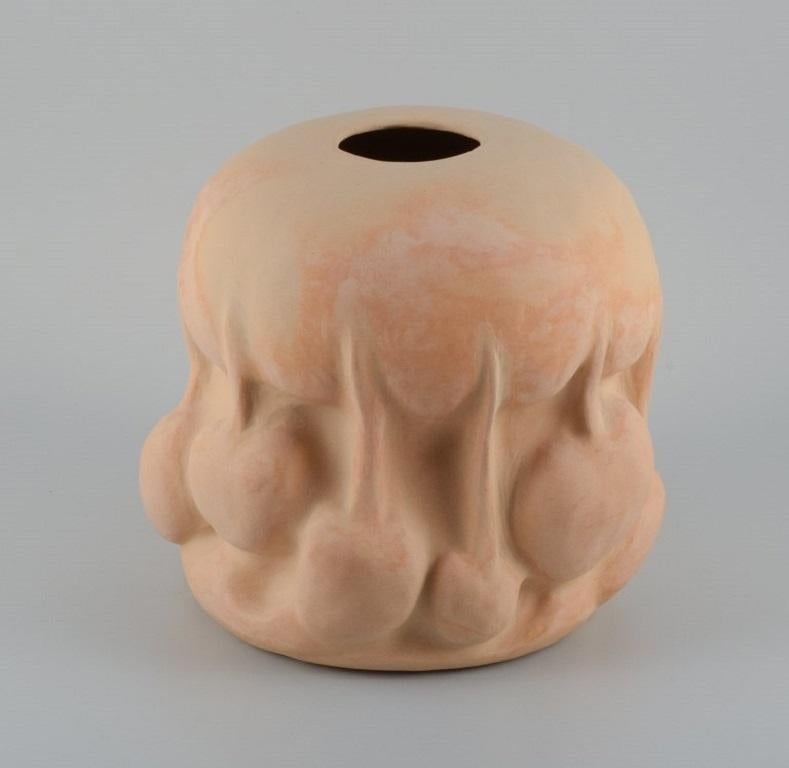 Christina Muff, Danish contemporary ceramicist (b. 1971). 
Large unique vessel made from golden stoneware clay. 
The work is unglazed on the exterior, glazed with clear glaze inside.
Measuring: W 26 x H 27 cm.
In excellent