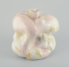 Christina Muff, grande vaso a forma di bottiglia realizzato in gres.