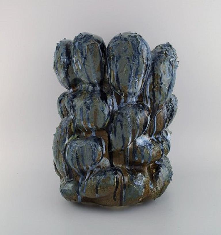 Christina Muff, Große, handgefertigte skulpturale Vase aus Steingut (Organische Moderne) im Angebot