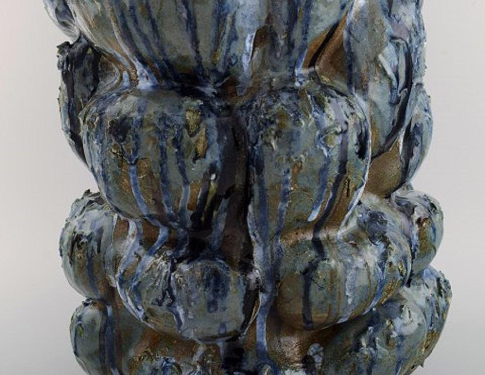 Grès porcellanato Christina Muff, Vaso scultoreo grande in gres modellato a mano in vendita