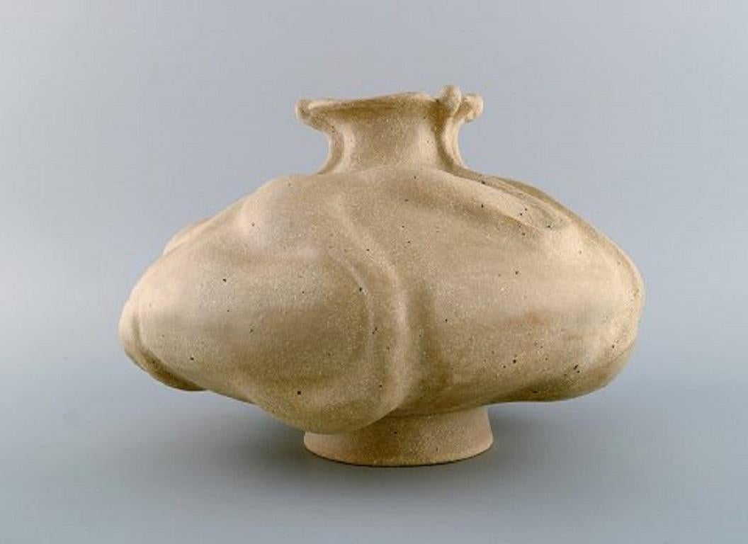 Christina Muff, dänische zeitgenössische Keramikerin (geb. 1971). Handmodellierte, skulpturale Vase mit Blütenknospen-Dekor. 
Diese dramatisch aussehende skulpturale Vase ist unglasiert. 
Teil der Reihe 