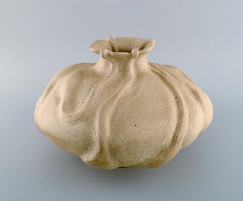 Christina Muff, Skulpturale Vase mit Blumenknospendekoration (Organische Moderne) im Angebot