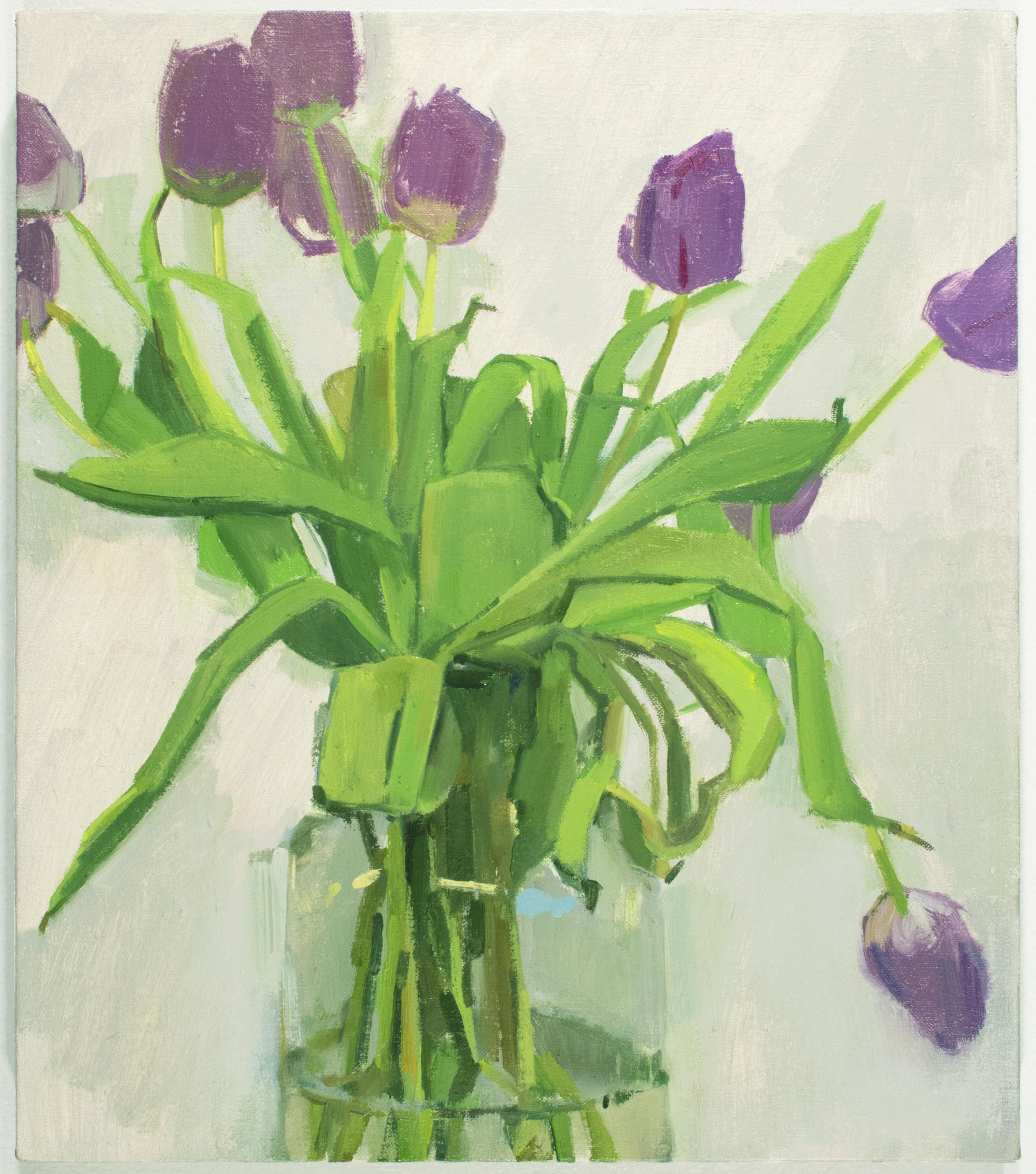« Purple Tulips » - nature morte, fleurs, botanique, naturalisme, fond blanc - Painting de Christina Renfer Vogel