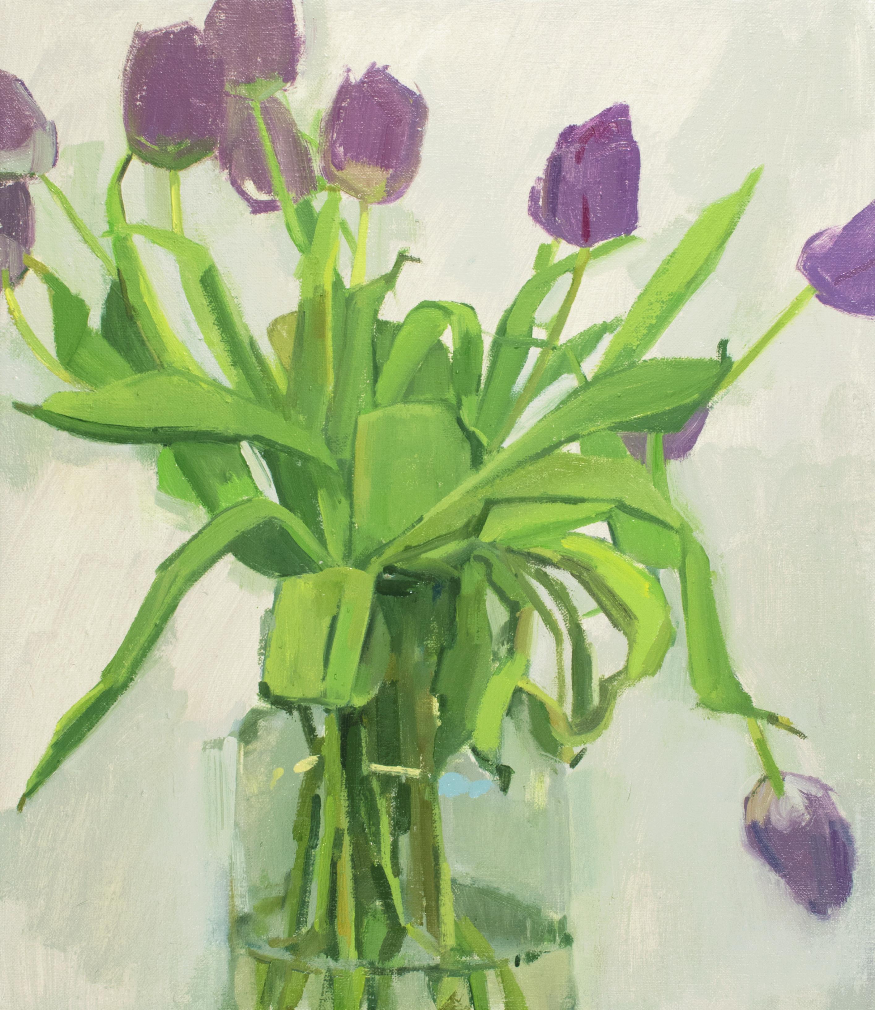 Abstract Painting Christina Renfer Vogel - « Purple Tulips » - nature morte, fleurs, botanique, naturalisme, fond blanc