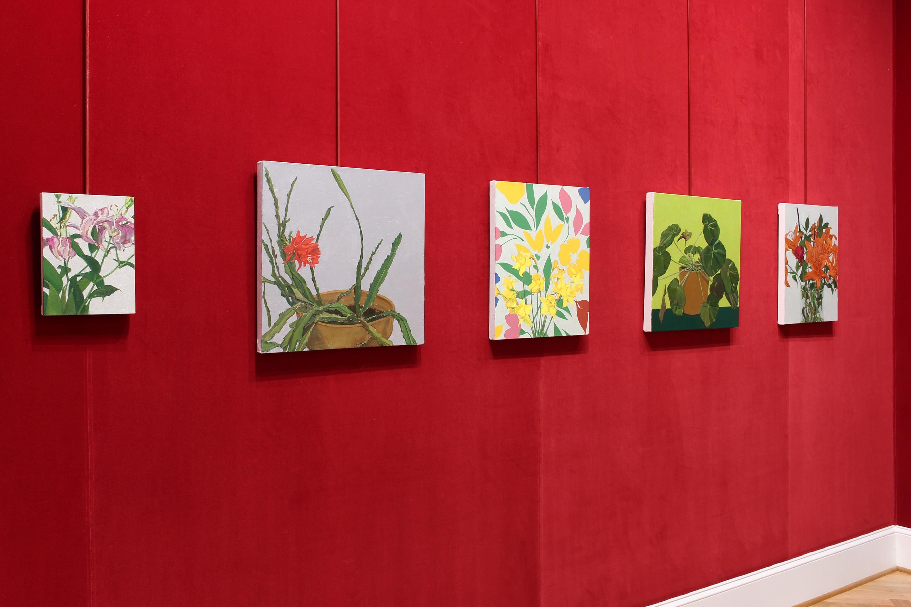 „Studio Bloom“ – Stillleben – geblümt, botanisch, Naturalismus, Pop of Red im Angebot 2