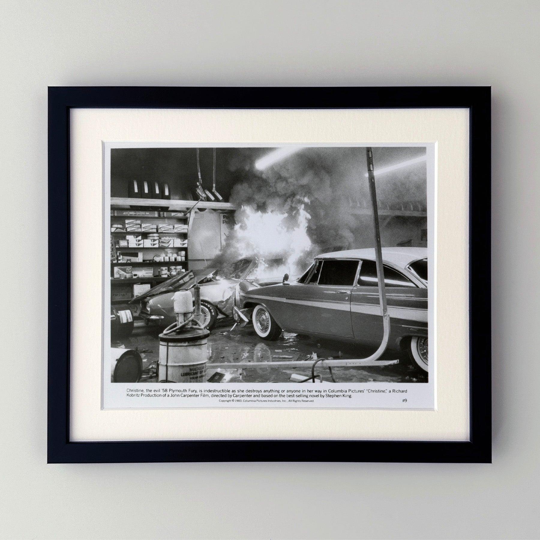 Original 8x10 Zoll Presse-Werbestill für Christine (1983) mit Keith Gordon, John Stockwell und Alexandra Paul in den Hauptrollen und unter der Regie von John Carpenter.

Werbefotos (Film/Produktion) wurden erstellt, um die Studios bei der Werbung