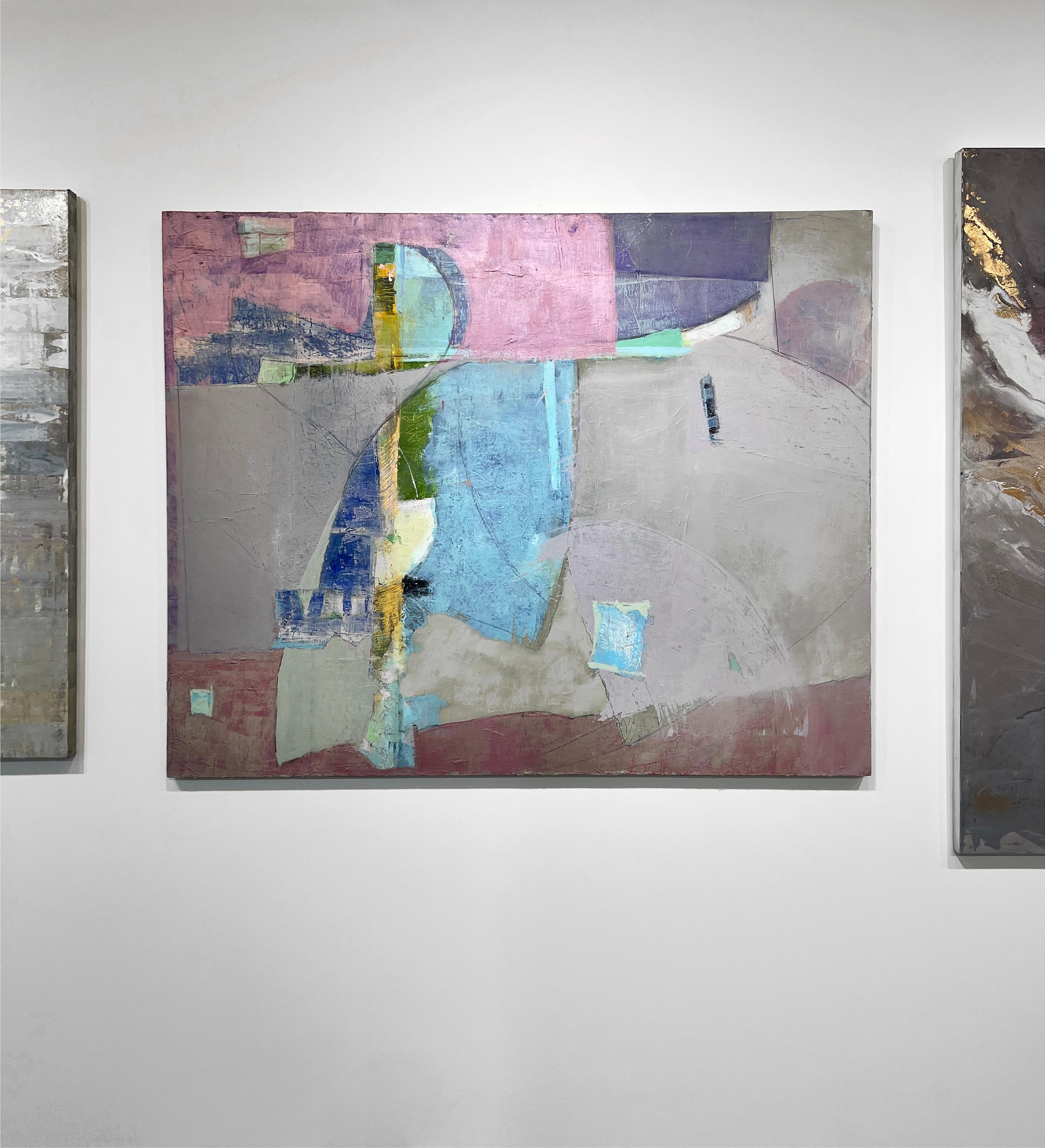 Questo dipinto astratto a olio di Christine Averill-Green presenta una tavolozza unica e contrastante di rosa, blu, viola e grigio. L'artista stratifica le forme organiche e la pittura l'una sull'altra per creare una finitura altamente strutturata