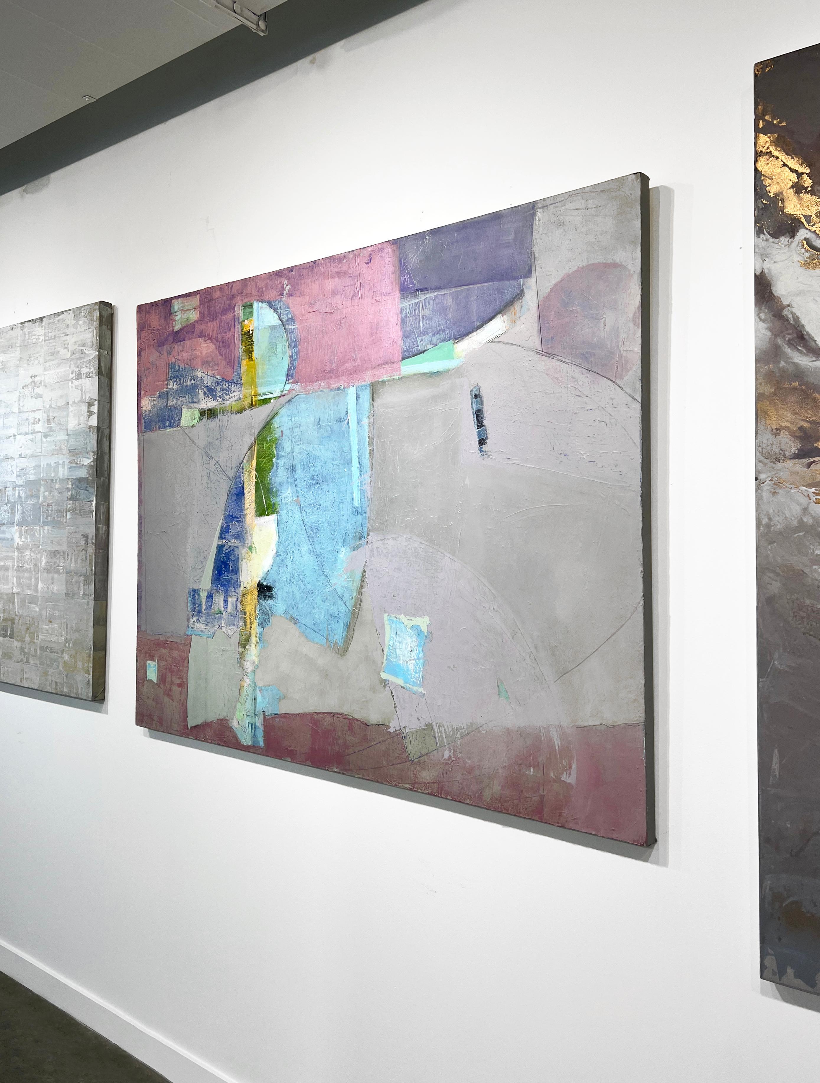 Dieses abstrakte Ölgemälde von Christine Averill-Green zeichnet sich durch eine einzigartige, kontrastreiche Farbpalette aus Rosa, Blau, Violett und Grau aus. Der Künstler schichtet organische Formen und Farbe übereinander, um eine stark