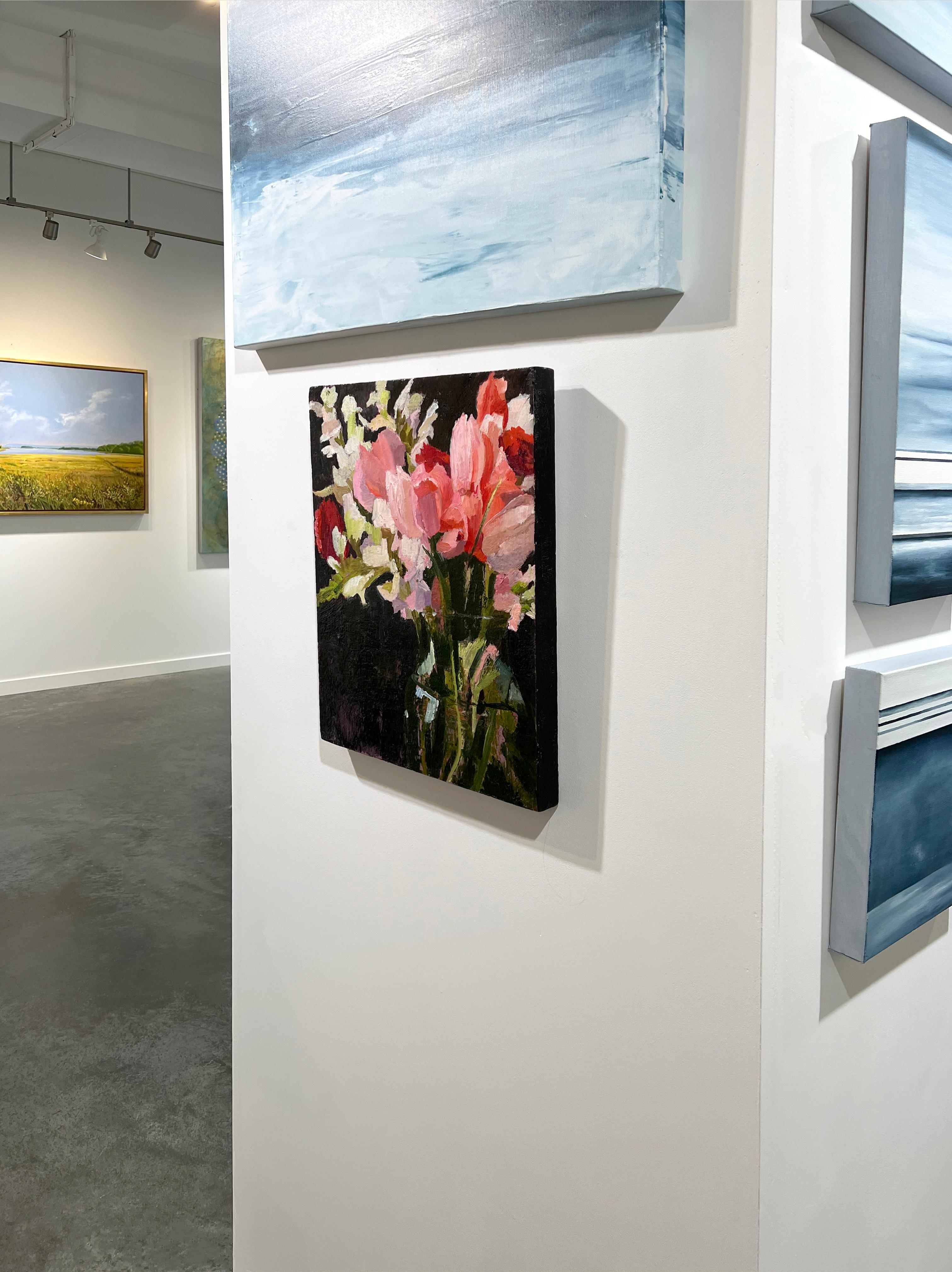 Questo quadro floreale astratto di Christine Averill-Green è stato realizzato con pittura a olio su tela avvolta in galleria. Si tratta di un bouquet floreale con fiori rossi, rosa e bianchi e foglie verdi, che sono collocati in un vaso di vetro. Il