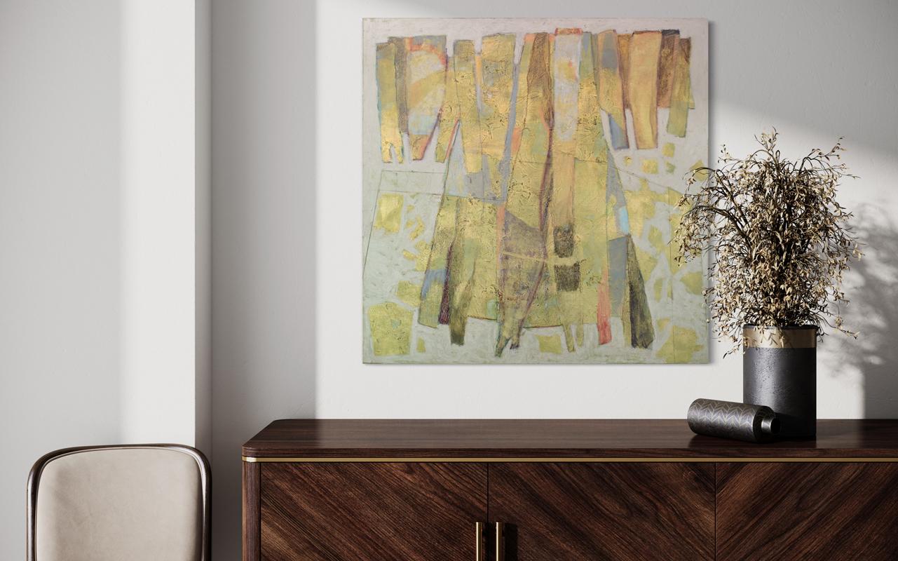Cette peinture abstraite présente un fond gris froid et des couches d'or métallique. La forme abstraite centrale est composée de formes imparfaites placées côte à côte. Le tableau a des côtés peints neutres et est signé par l'artiste au dos de la