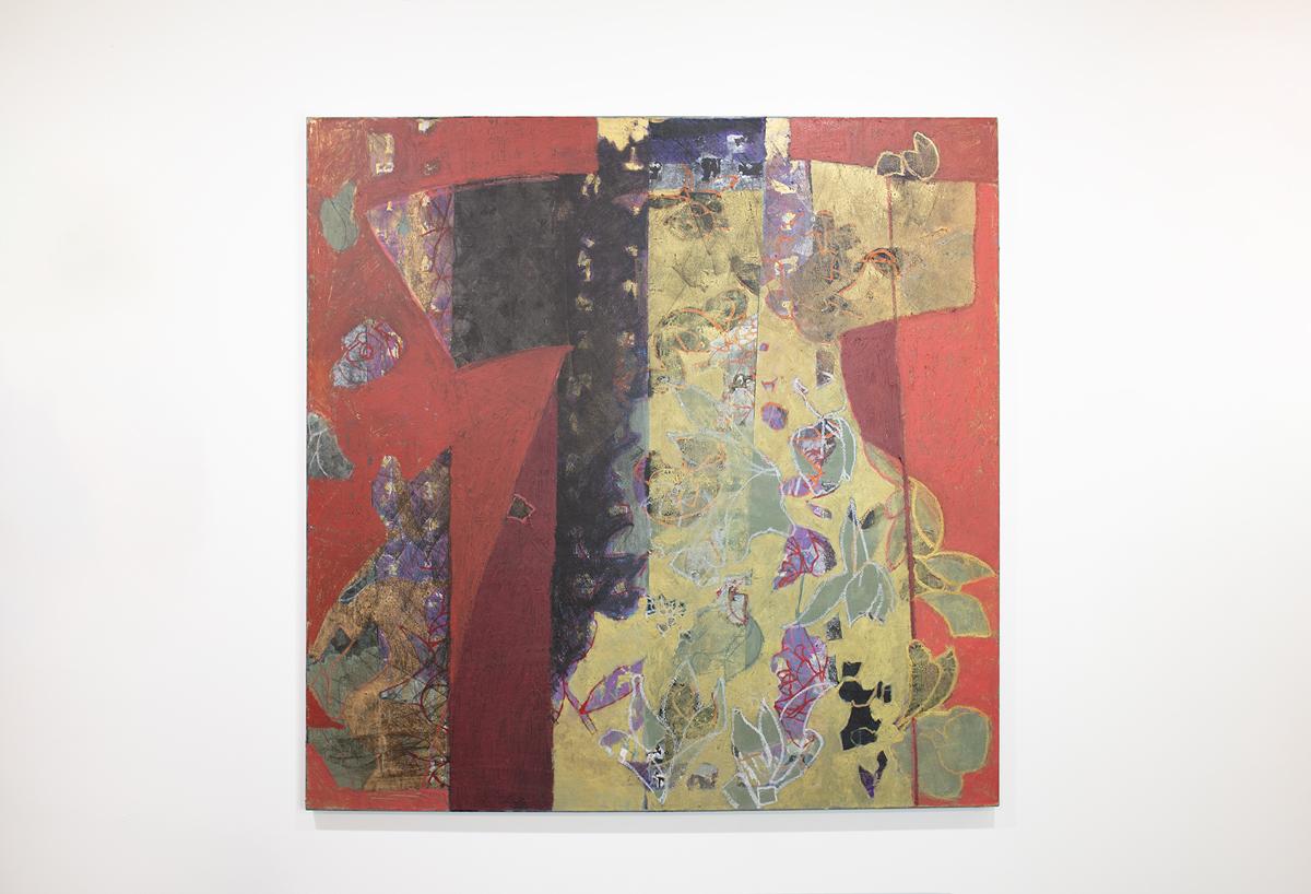 Questo quadro astratto è caratterizzato da una tavolozza di rossi profondi e caldi e oro metallizzato con accenti viola. La forma astratta centrale è ornata da linee organiche, alcune delle quali sembrano quasi botaniche. Il quadro ha lati dipinti