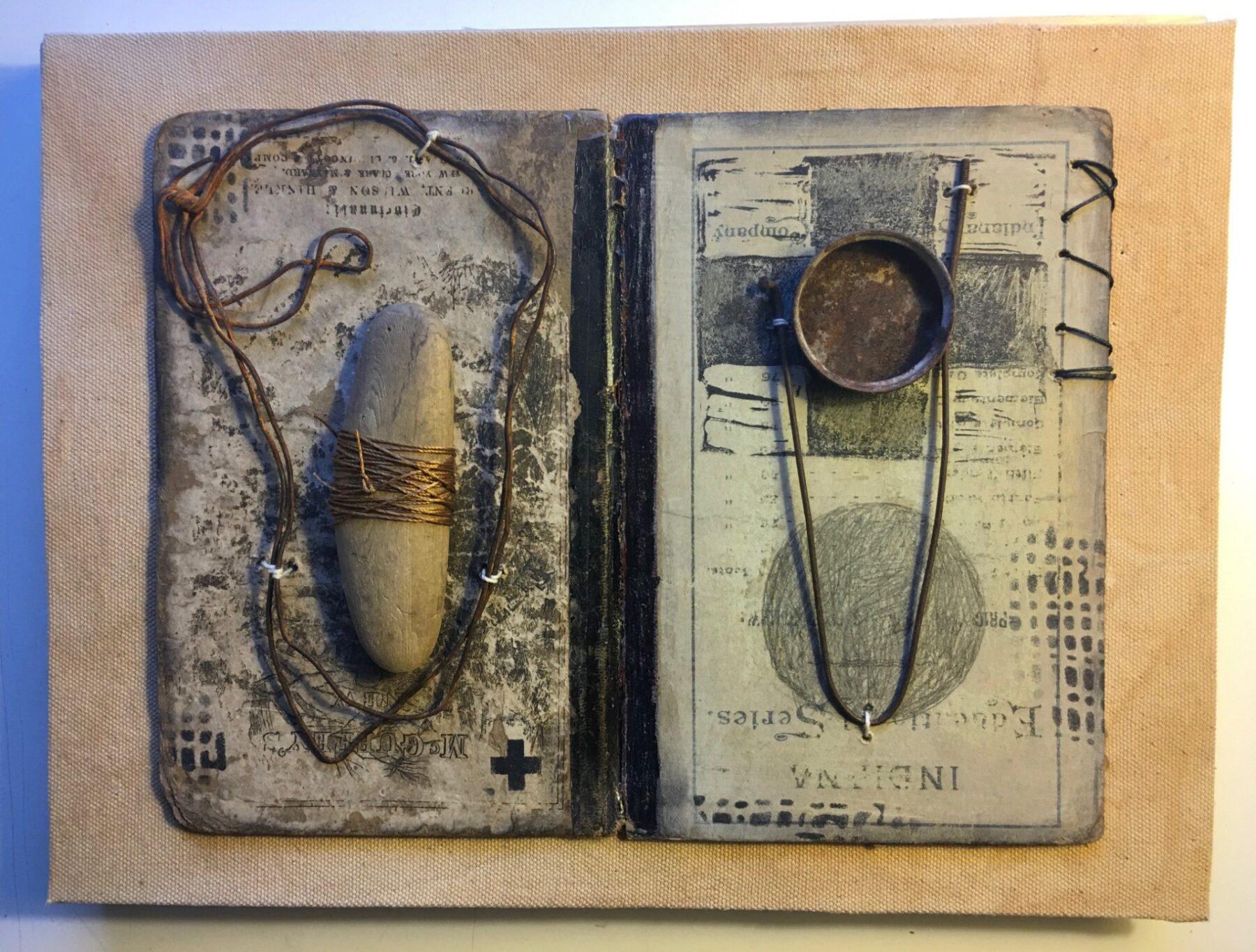 Strumenti della donna di medicina: collage a tecnica mista - Mixed Media Art di Christine Graf