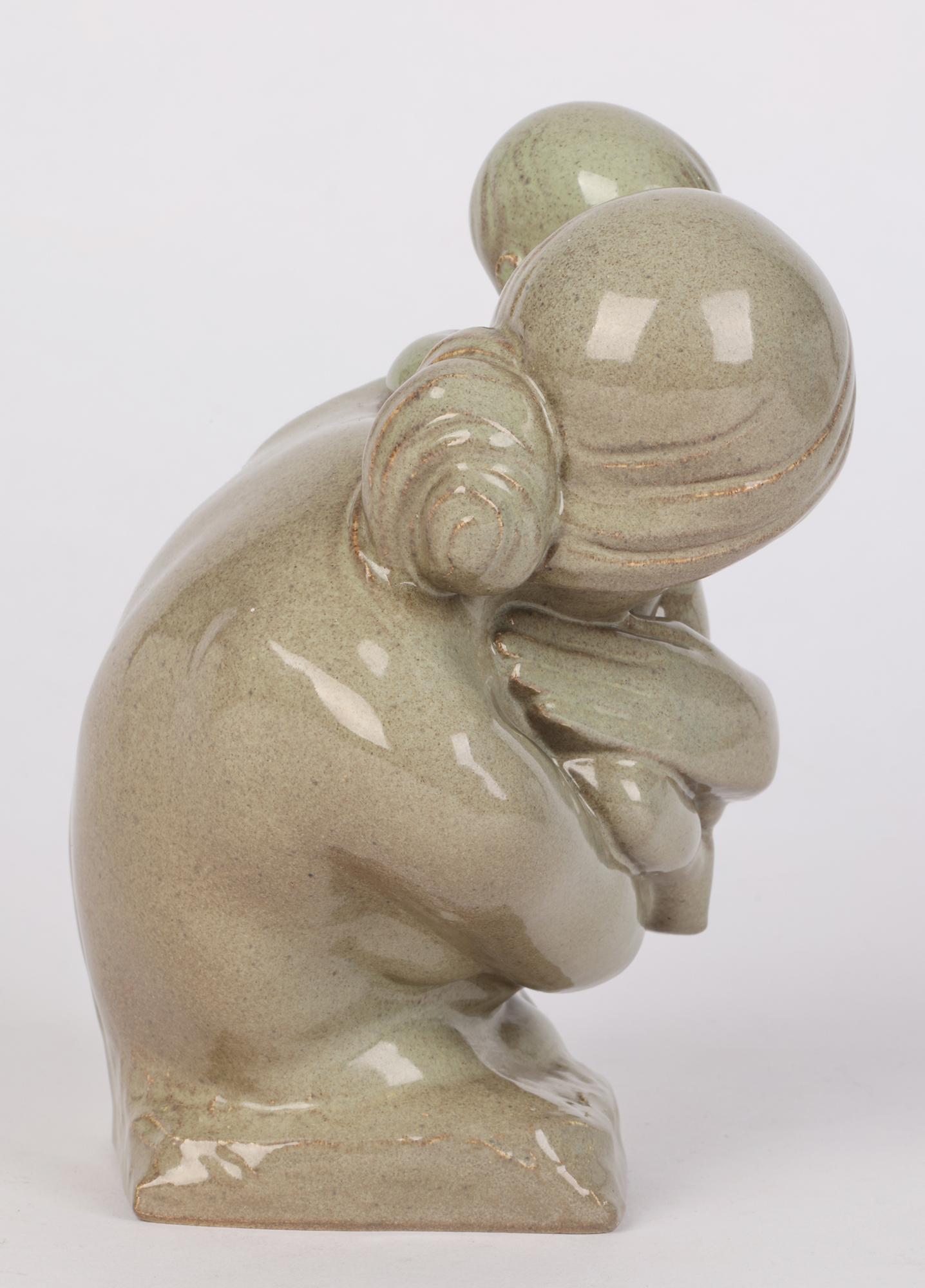 Sculpture émaillée Mother & Child de Christine Gregory en poterie Art Déco datée de 1933 en vente 3