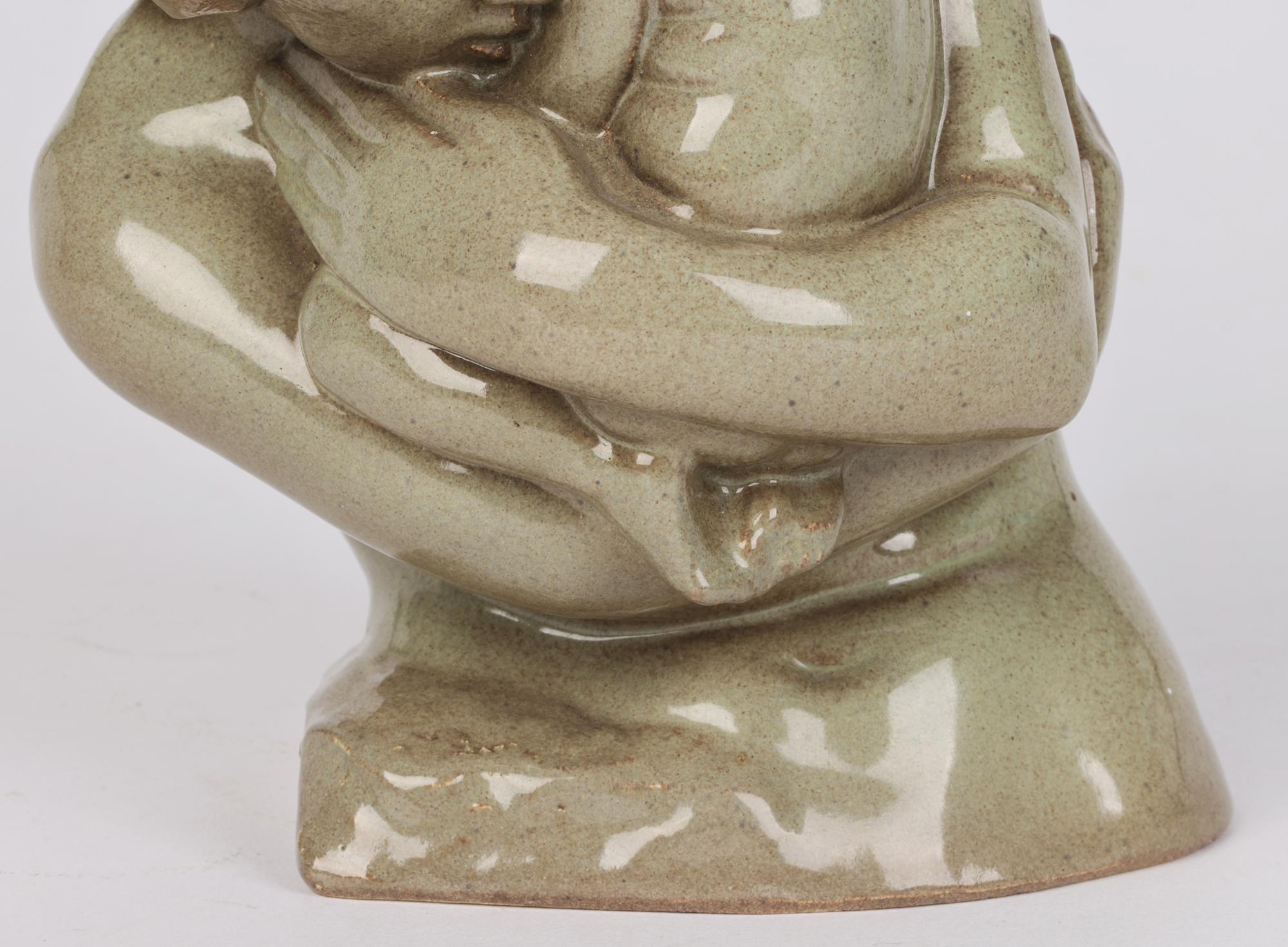 Christine Gregory, Art-déco-Keramik, Mutter und Kind, glasierte Skulptur, datiert 1933 (Art déco) im Angebot