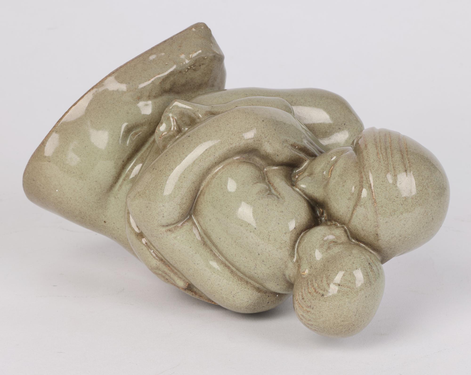 Smaltato Scultura in ceramica Art Deco Christine Gregory Mother & Child datata 1933 in vendita