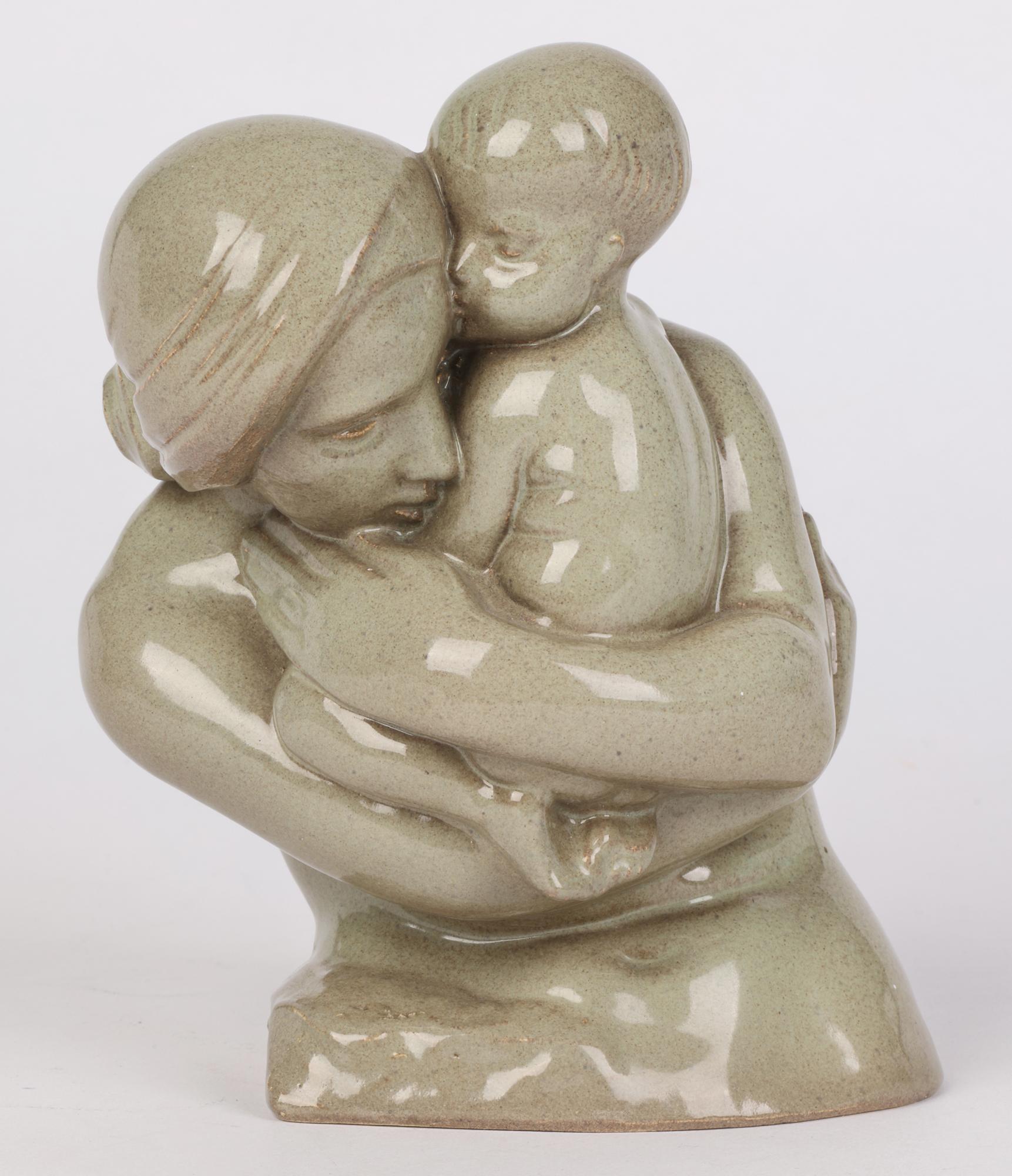 Sculpture émaillée Mother & Child de Christine Gregory en poterie Art Déco datée de 1933 en vente 1