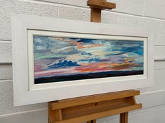 Paysage panoramique bleu et rose représentant une plage au coucher du soleil, par un artiste britannique