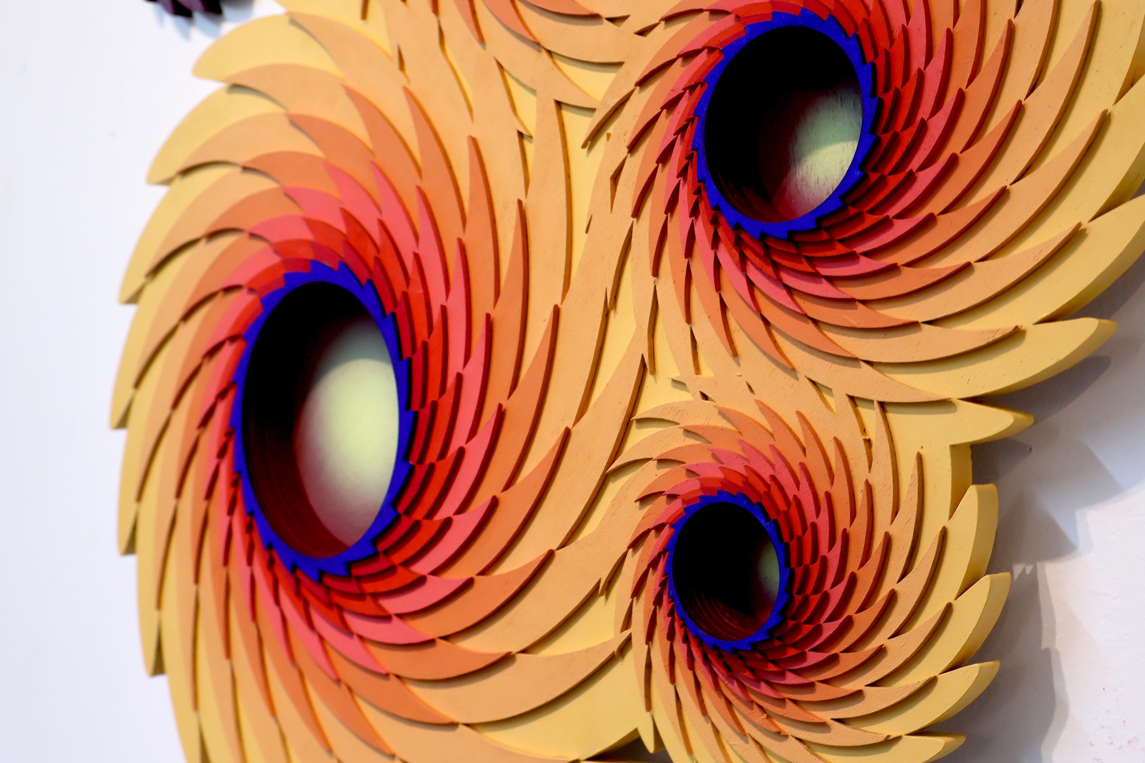 Girasole cosmico, una scultura geometrica da parete di colore giallo vibrante con profondità ottica - Painting di Christine Romanell
