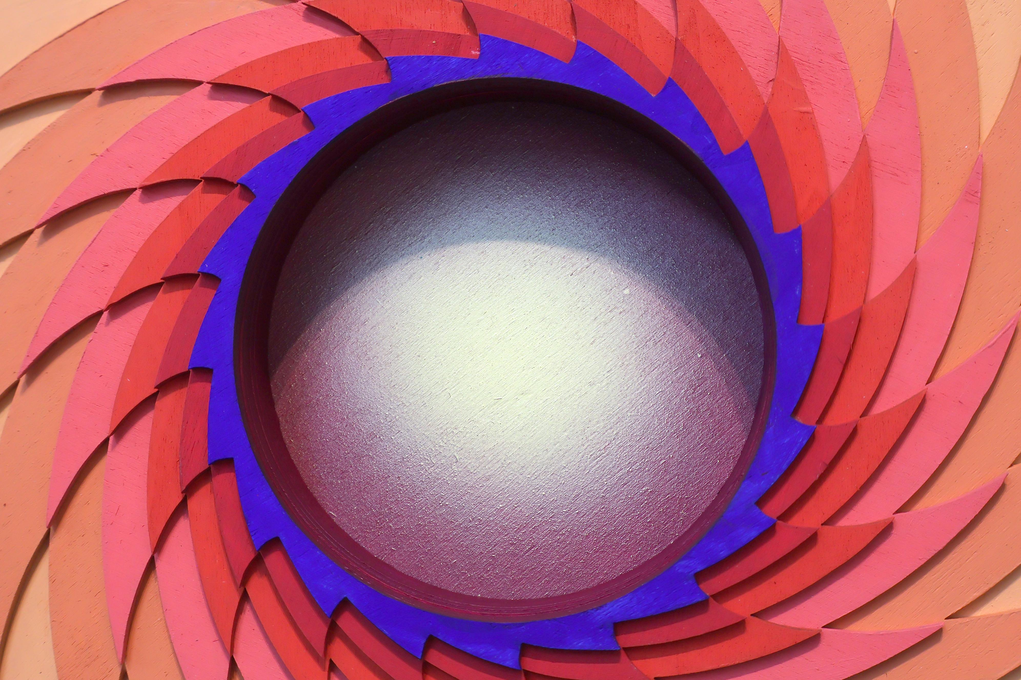 Girasole cosmico, una scultura geometrica da parete di colore giallo vibrante con profondità ottica - Painting Astrattismo geometrico di Christine Romanell