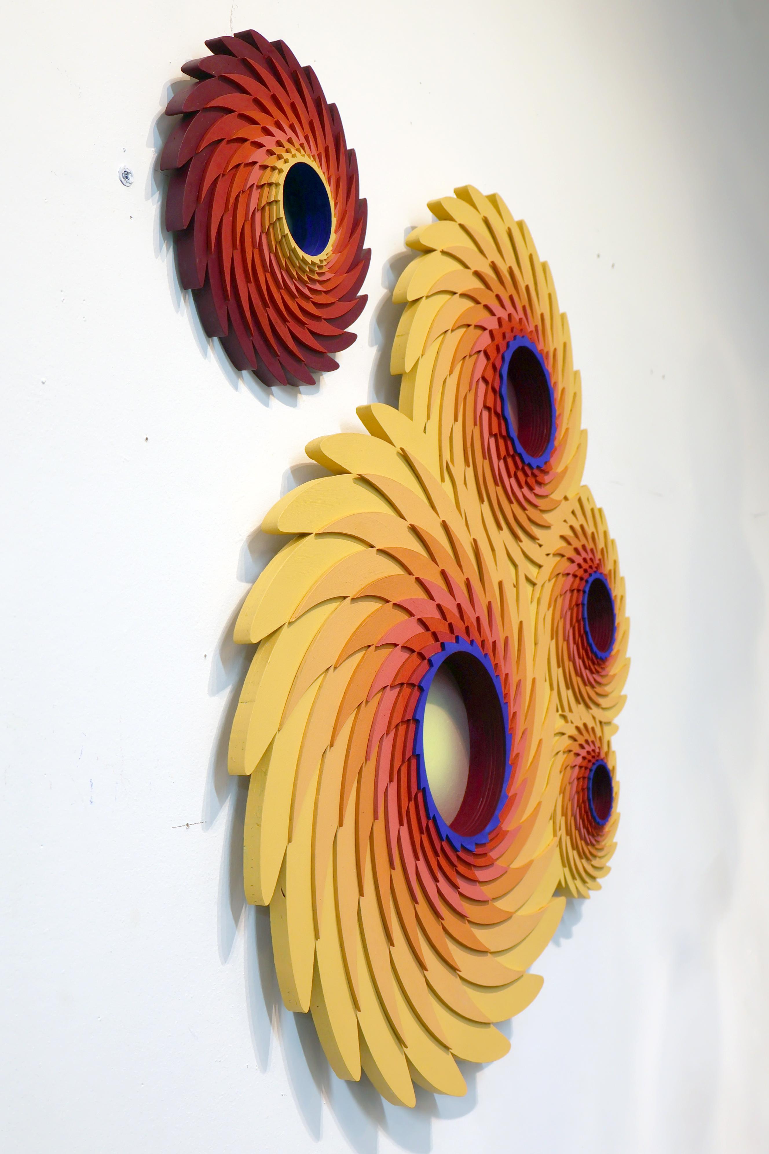 Girasole cosmico, una scultura geometrica da parete di colore giallo vibrante con profondità ottica in vendita 1