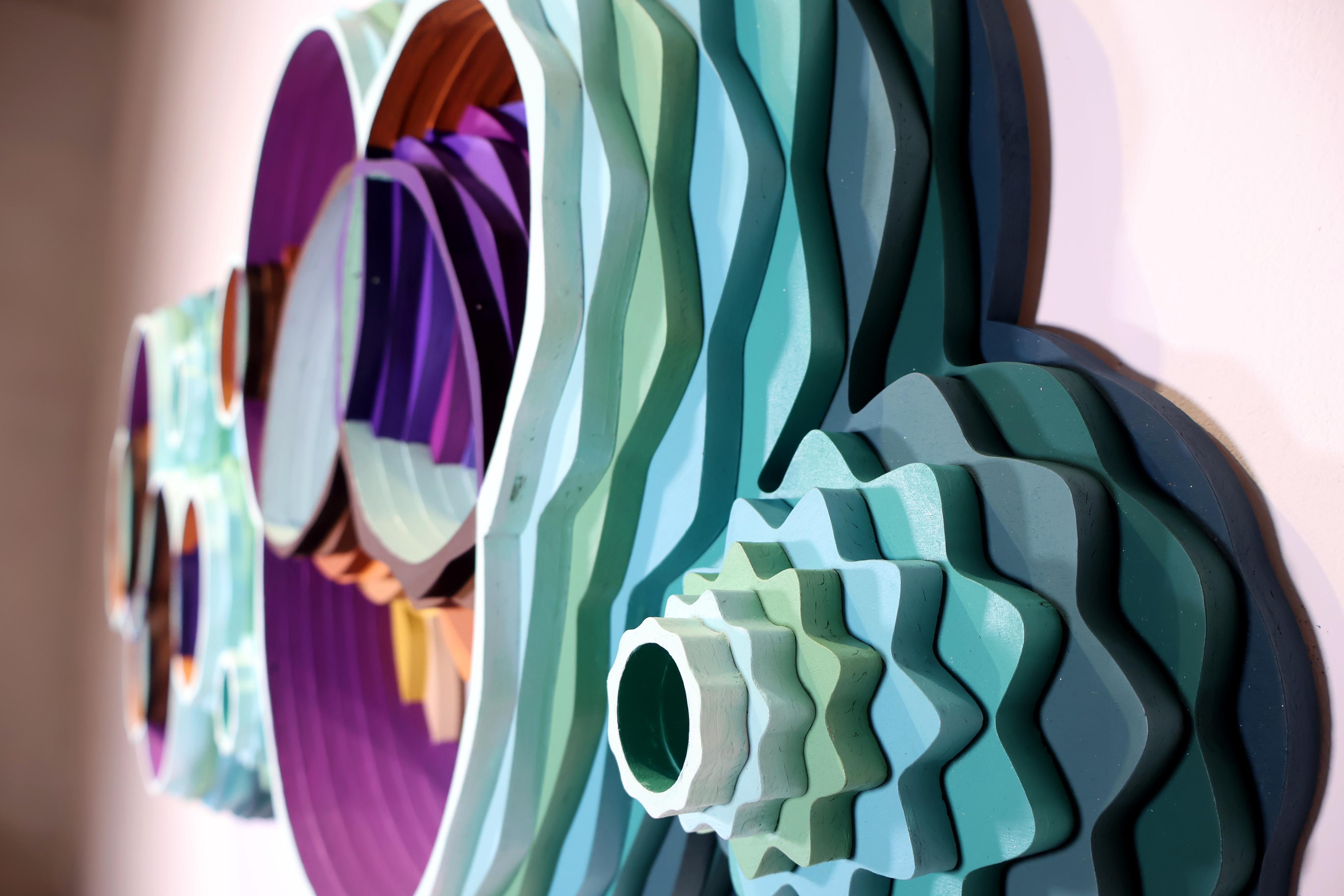 Sculpture murale géométrique Aqua, Art circulaire tridimensionnel, diversité infinie - Painting de Christine Romanell